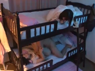 2段ベッドの下で夜の営みをしている両親をのぞき見しながらオナニーするパジャマ娘 裏アゲサゲ無料エロ動画